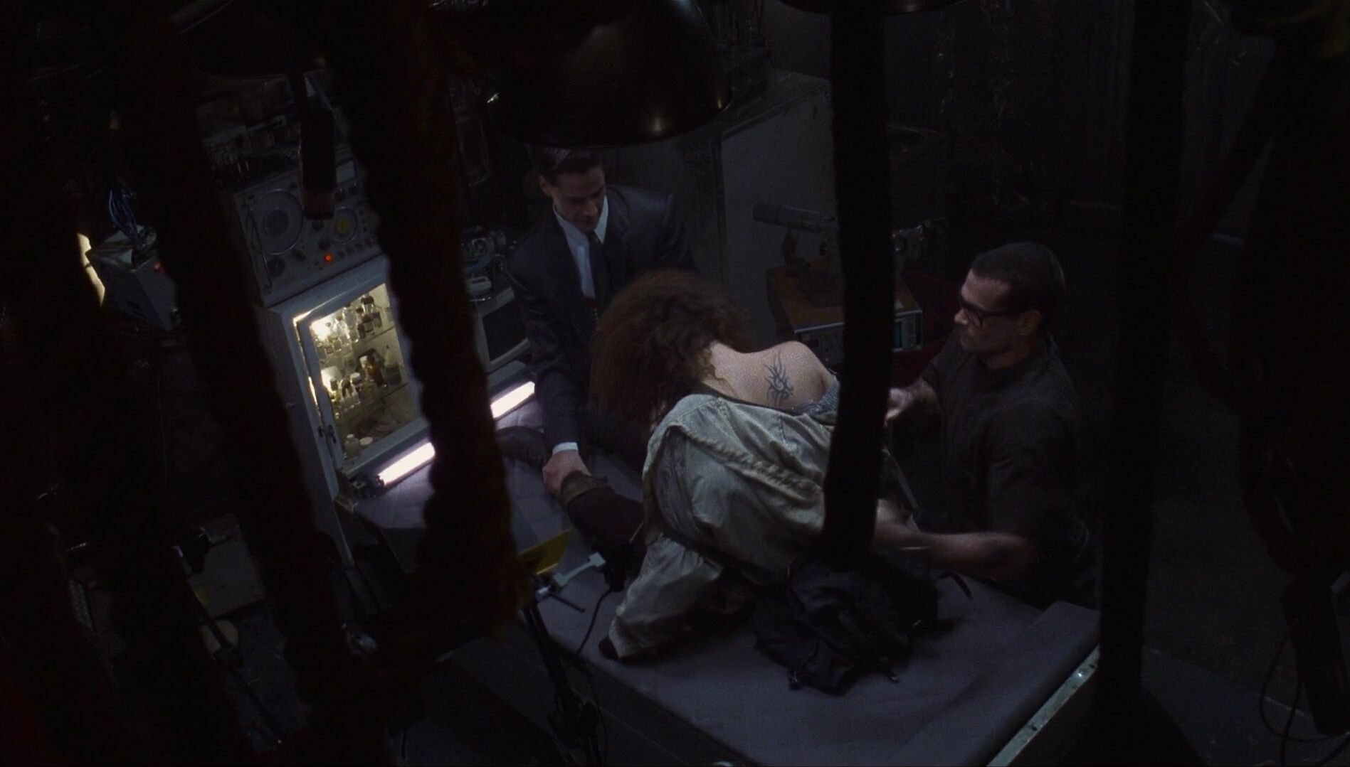 Sideboob in Johnny Mnemonic HDTV 1080p!