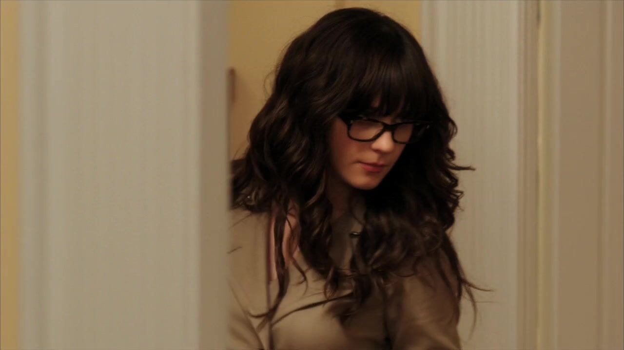 showing some Skin on New Girl s01e01 HiDef 720p!