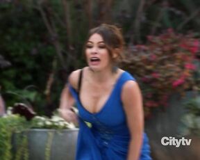 Cleavage on Modern Family s03e13 HiDef 720p!