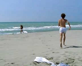 Topless on beach in Grande, Grosso e Verdone!