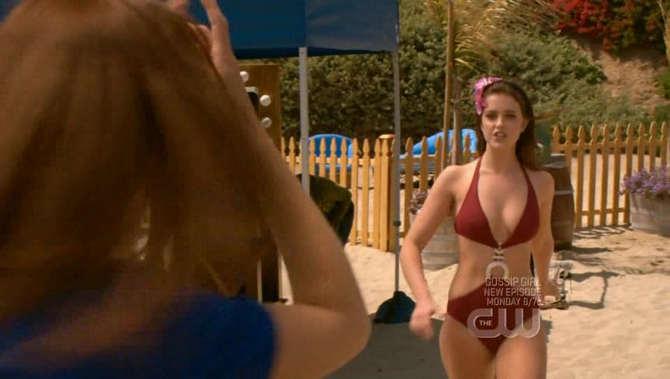 Pokers in Bikini on Privileged S1e1!