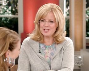 Cleavage on the Bonnie Hunt Show!