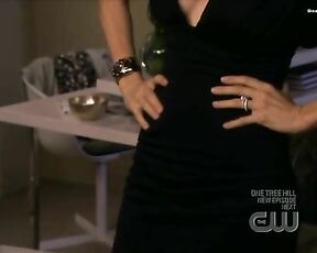 Cleavage and mini skirt on Gossip Girl s02e06!