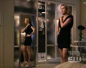 Cleavage and mini skirt on Gossip Girl s02e06!