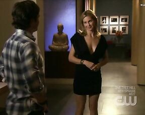 Cleavage and mini skirt on Gossip Girl s02e06!