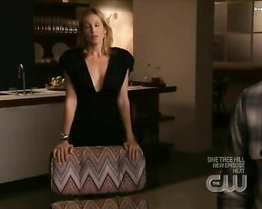 Cleavage and mini skirt on Gossip Girl s02e06!