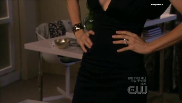 Cleavage and mini skirt on Gossip Girl s02e06!