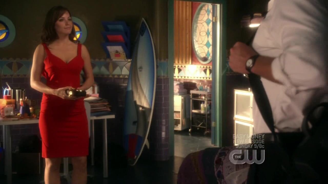 Cleavage and bra strap on Smallville!