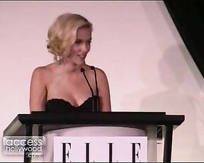 Receives Elle Icon award!