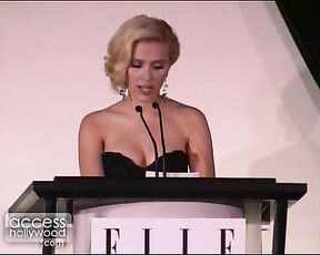 Receives Elle Icon award!