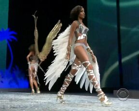 on the runway at the Victorias Secret Fashion Show 2008!