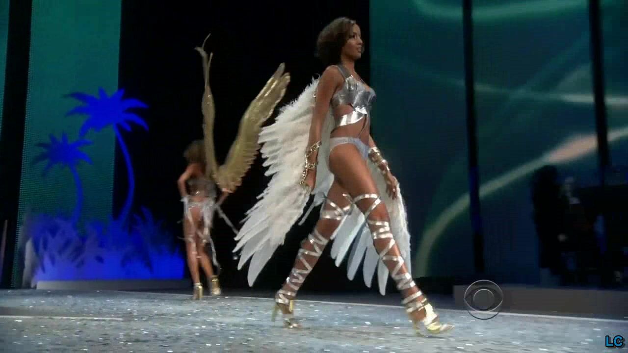 on the runway at the Victorias Secret Fashion Show 2008!