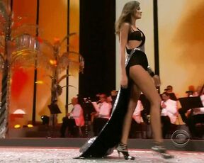 on the runway at the Victorias Secret Fashion Show 2008!