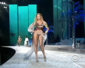 on the runway at the Victorias Secret Fashion Show 2008!