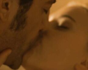 Scarlett Johansson nice skin and kissing Penelope Cruz in Vicky Cristina Barcelona!