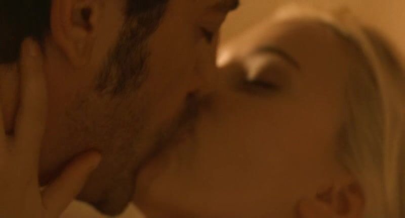 Scarlett Johansson nice skin and kissing Penelope Cruz in Vicky Cristina Barcelona!