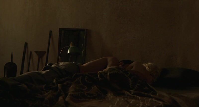 Scarlett Johansson nice skin and kissing Penelope Cruz in Vicky Cristina Barcelona!