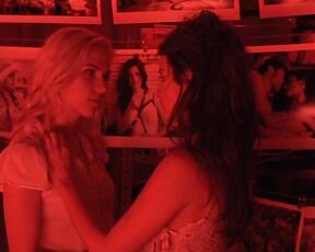 Scarlett Johansson nice skin and kissing Penelope Cruz in Vicky Cristina Barcelona!