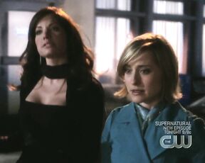 Leggy and Cleavage on Smallville s8e19 HD!