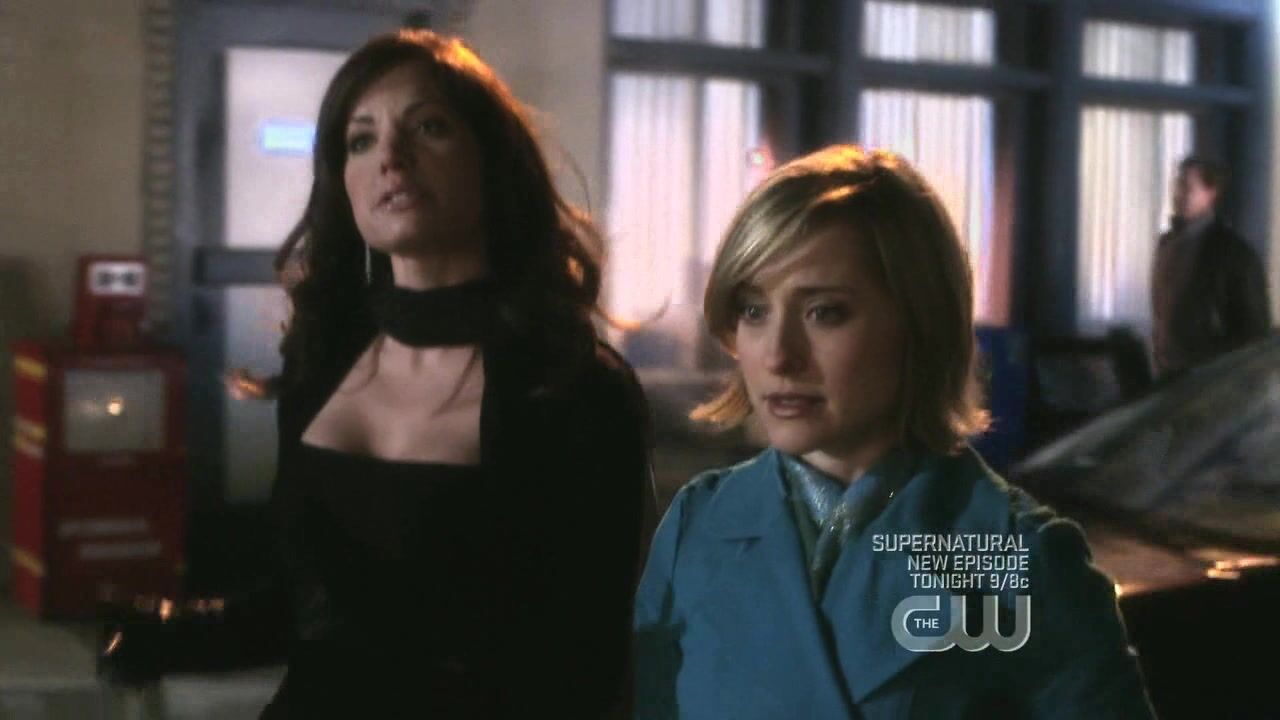 Leggy and Cleavage on Smallville s8e19 HD!