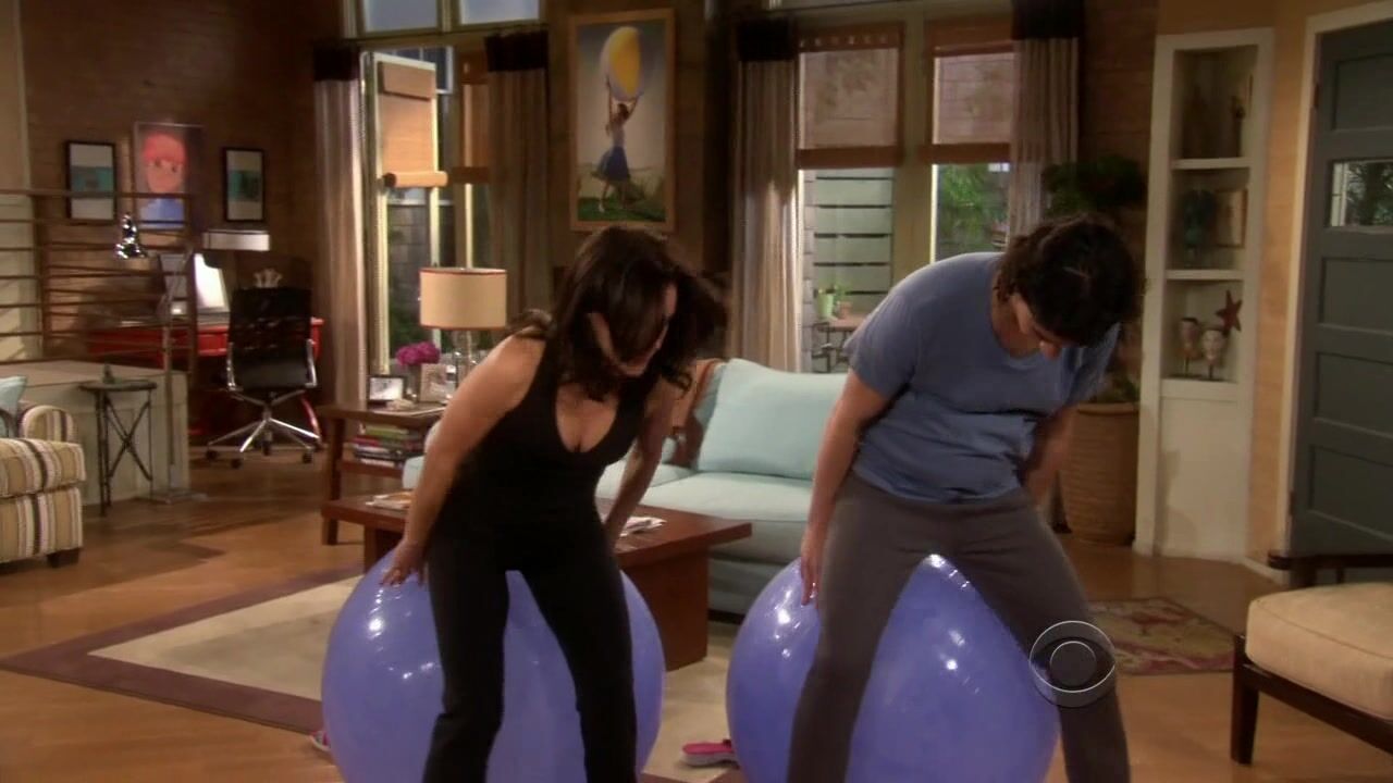 Big Butt fitness on The New Adventures of Old Christine 4x20 HD!