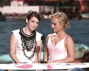 Hayden Panettiere and Emma Roberts at the 2009 Teen Choice Awards!