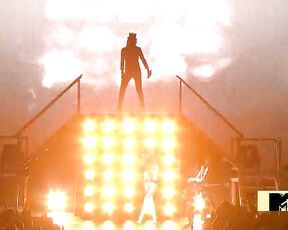 with Joe Perry Performing We Will Rock You at the 2009 MTV VMAs!