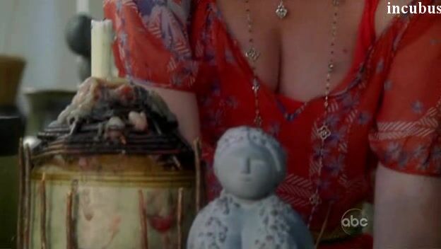 Cleavage on Eastwick S01E01!