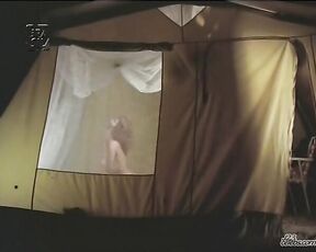 Undressed in tent in Mulher, Mulher!