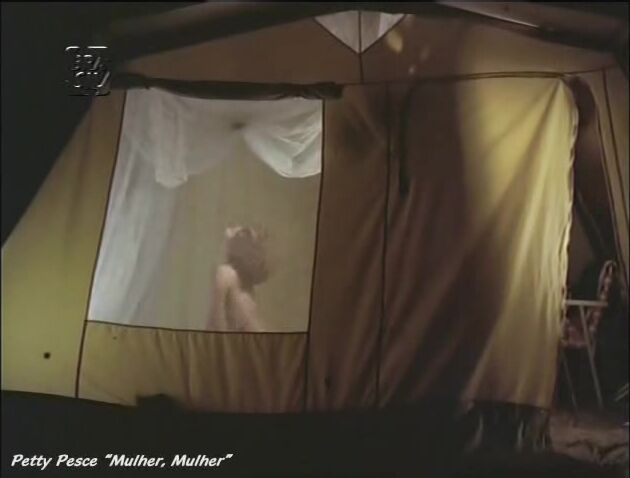 Undressed in tent in Mulher, Mulher!