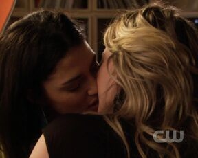 kissing another girl from new Gossip Girl!