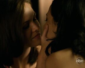 Cleavage and kissing girl on Flash Forward S1e5!