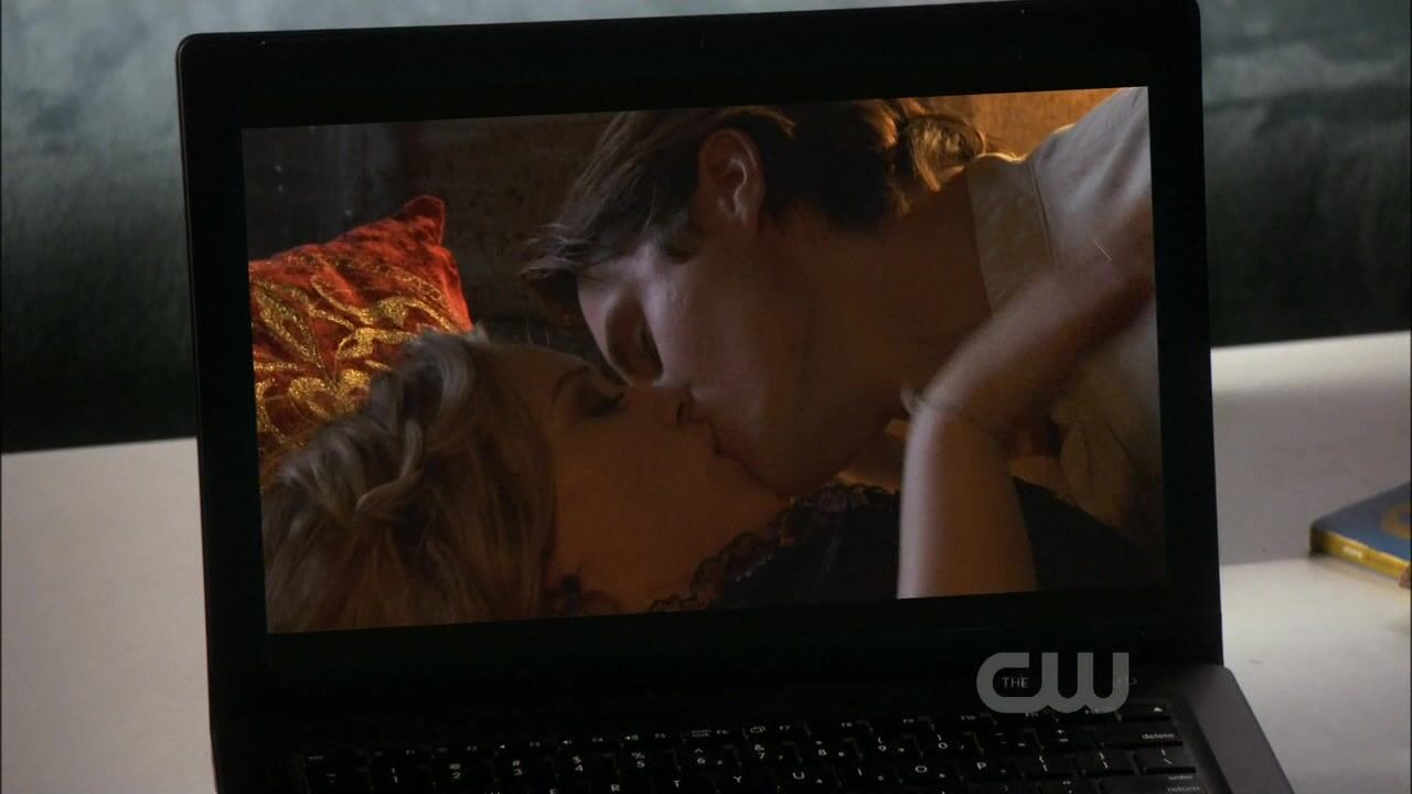 Cleavage on Gossip Girl S3e8!