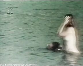 Nude in the water in O Segredo da Mamia!