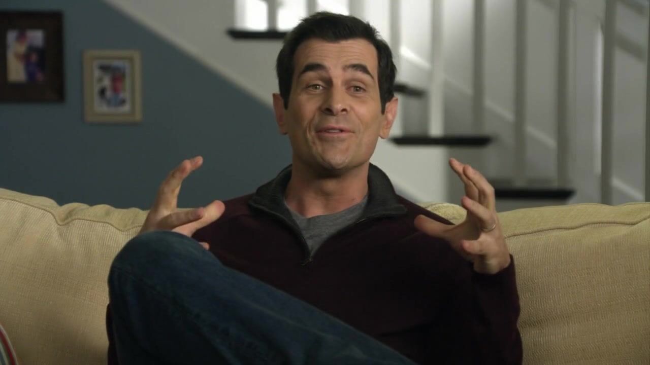 in Underwear crawling on Modern Family S01E13 720p!