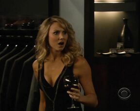 Cleavage on How I Met Your Mother S5e12!