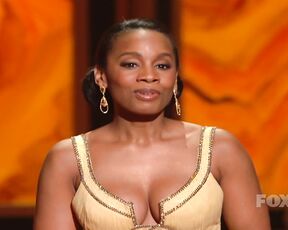 Cleavage from the 2010 NAACP Awards!