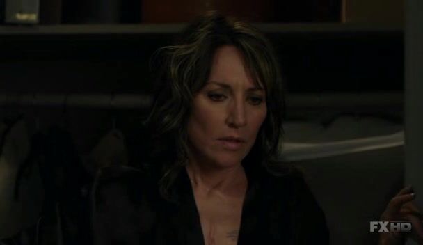 Pokers and Cleavage on Sons of Anarchy S02E11!