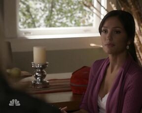 Cleavage on Parenthood S1e6a!