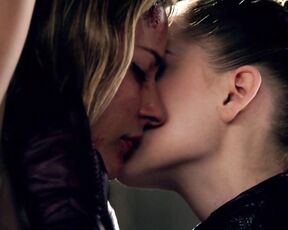 Tabrett Bethell Lesbian Kiss with Laura Brent on Legend of the Seeker 720p!