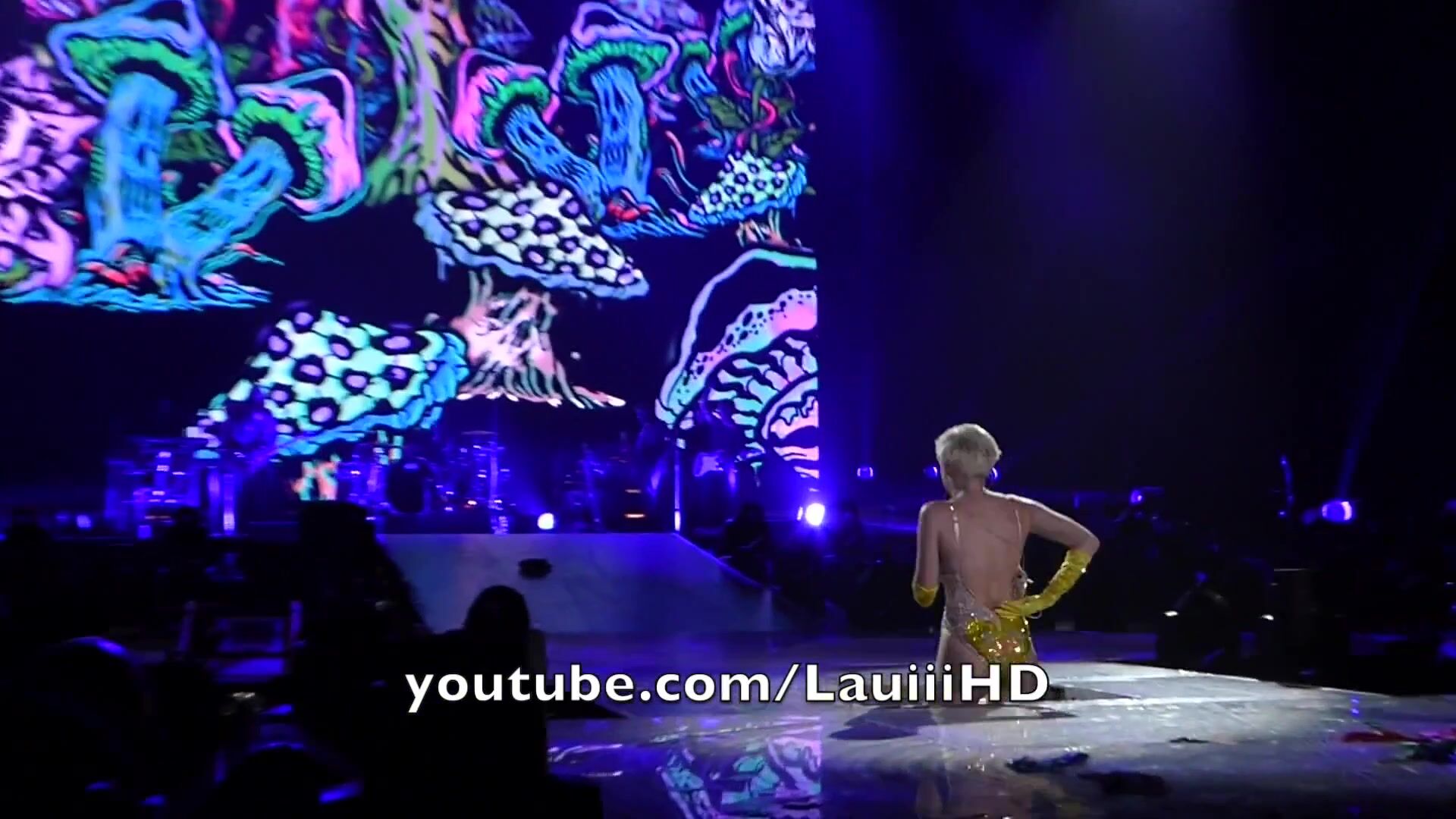 Ass and wardrobe malfunction at Bangerz Tour HiDef 1080p!