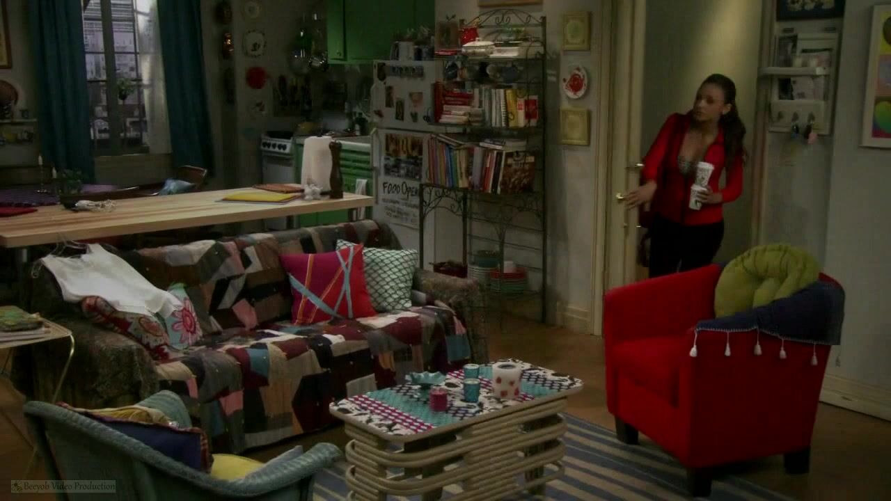 Bra scene on Young and Hungry s01e02 HiDef 720p!