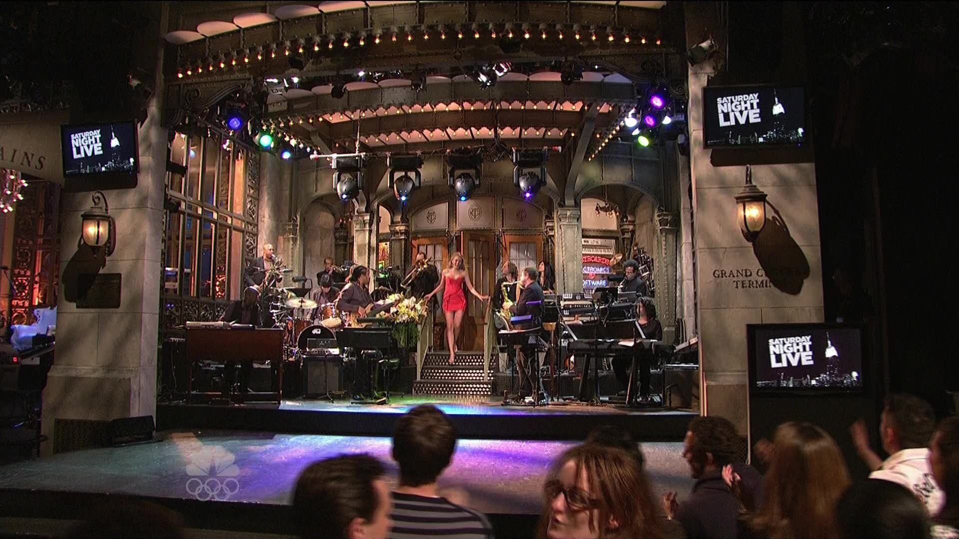 Beautiful Legs On SNL!