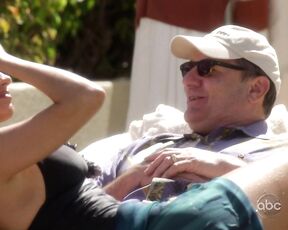 Julie Bowen, Sofia Vergara and Sarah Hyland in Swimsuit on Modern Family s01e23 hdtv720p!