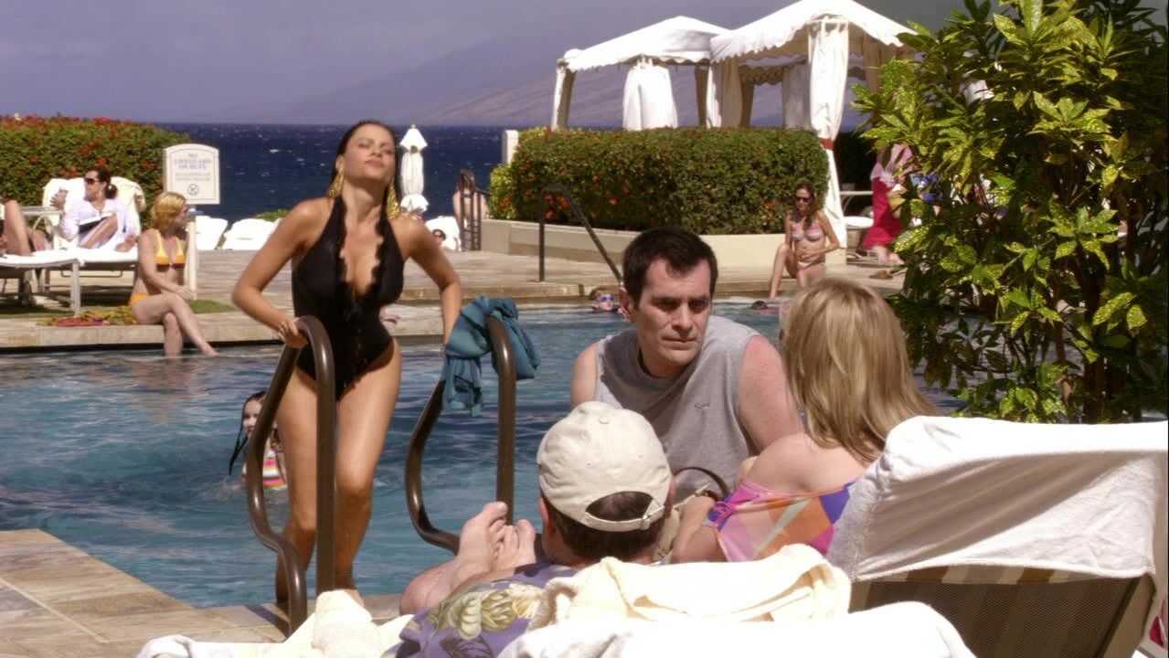 Julie Bowen, Sofia Vergara and Sarah Hyland in Swimsuit on Modern Family s01e23 hdtv720p!