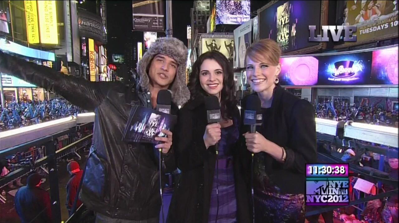 Selena Gomez and Demi Lovato from MTV NYE 2012 HiDef 720p!