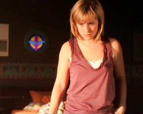 Slight Cleavage on Smallville!