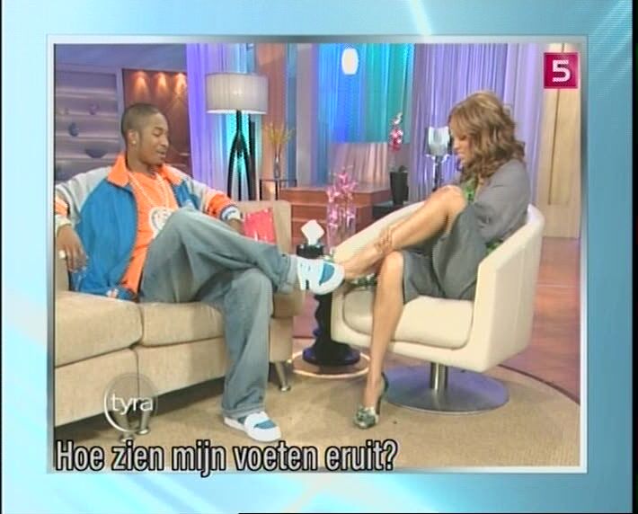 shows her nice Feet on Tyra Show!