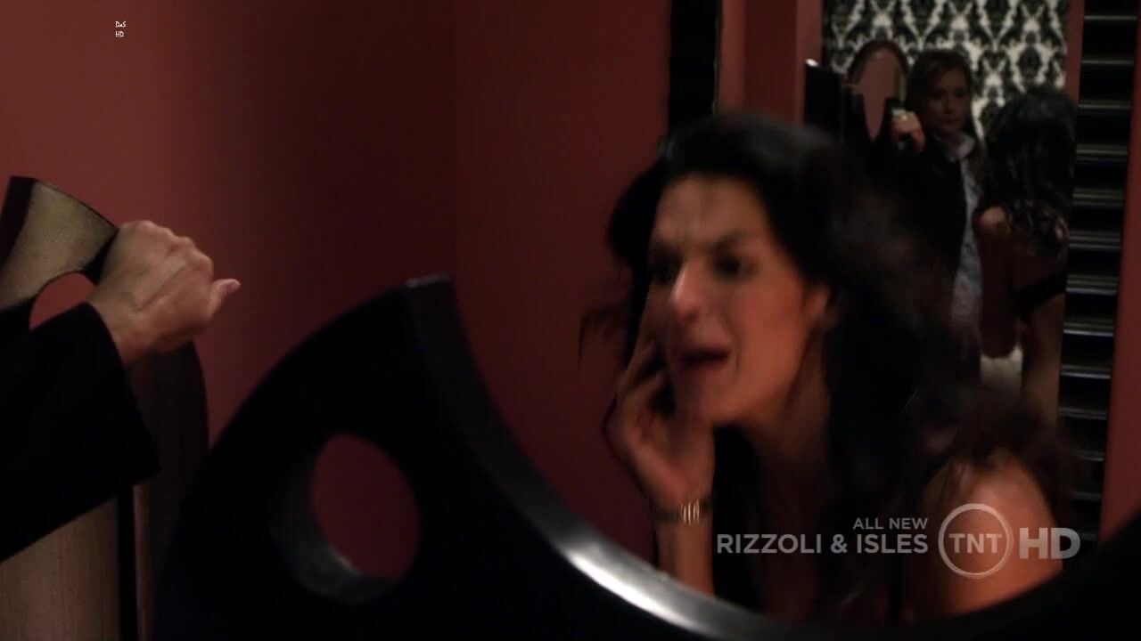 in Bra on Rizzoli and Isles s01e03 hdtv720p!