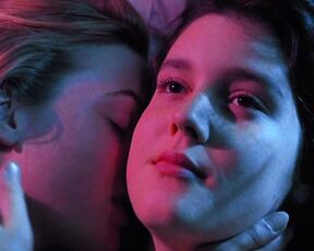 Lesbian Kissing in Heavenly Creatures HDTV 720p!